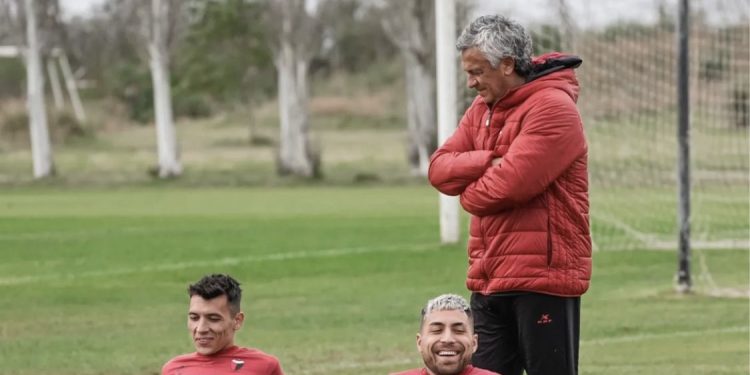 El nuevo Colón pone primera con cinco caras nuevas entre los titulares