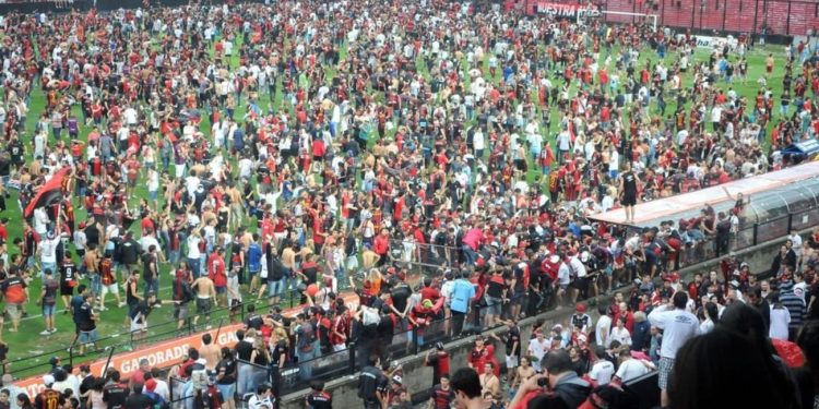 El enojo de un DT que ascendió a Colón: «Te miran el documento»