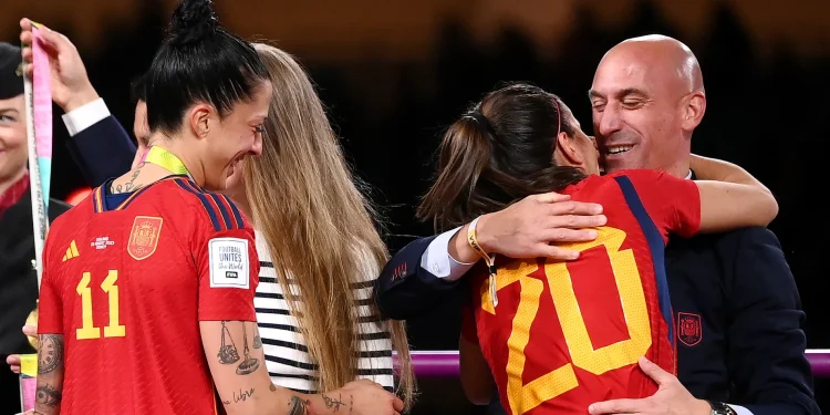 La FIFA suspendió provisionalmente a Rubiales por el beso a una jugadora
