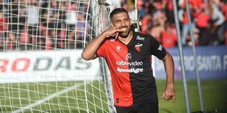 Colón intenta frenar la salida de Wanchope Ábila a un rival directo por la permanencia