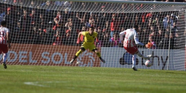 En los últimos 6 clásicos disputados en cancha de Colón se cobraron 5 penales: ¡no se falló ninguno!