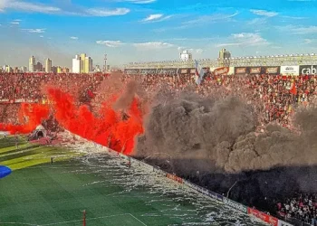 Un clásico con bombas de humo, globos y banderas: Todos los detalles