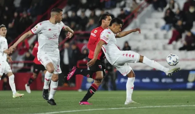 Colón cometió groseros errores y se volvió derrotado de Huracán