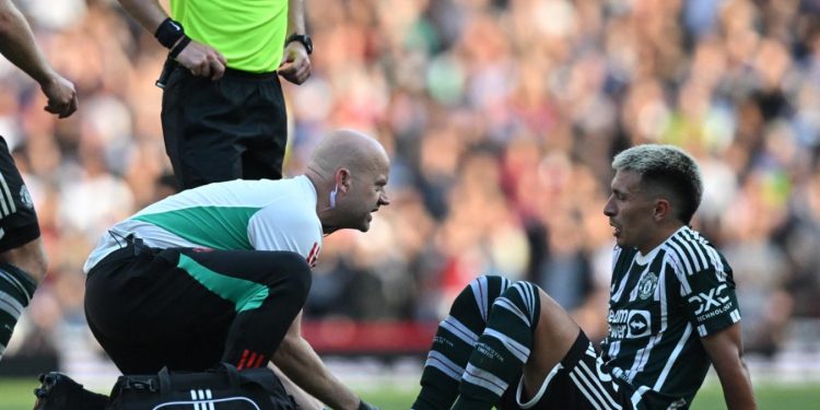 Lisandro Martínez llegó al país para jugar las Eliminatorias pero será evaluado por un golpe en su pie