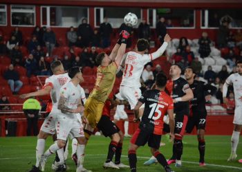 Colón cometió groseros errores y se volvió derrotado de Huracán