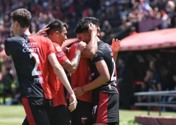 Colón ahuyenta a los fantasmas del descenso a puro sufrimiento