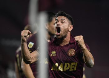 Lanús le ganó a Tigre y le dio una mano a Colón