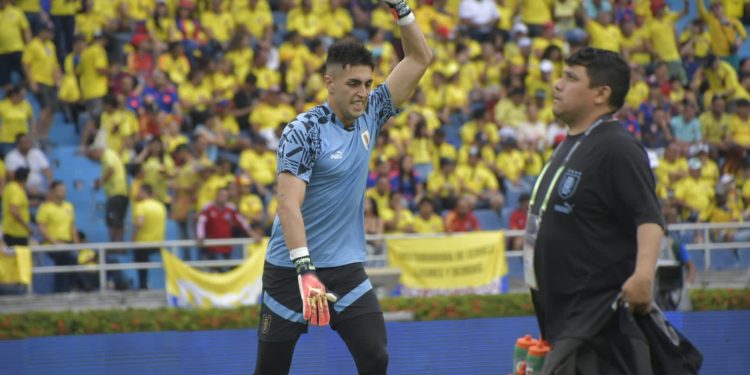 Santiago Mele hizo su debut oficial con la selección uruguaya en el 2-2 frente a Colombia