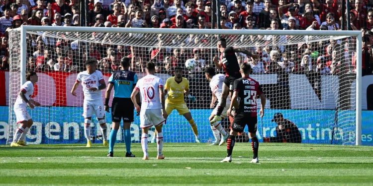 Kily González espera por las recuperaciones de Kevin Zenón y de Moyano para la «final» ante Boca