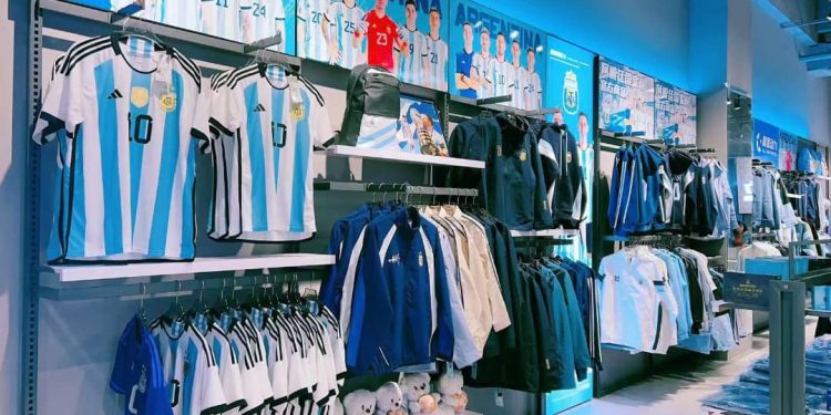 AFA abrió una tienda en Beijing y es furor entre los fanáticos de la Selección Argentina