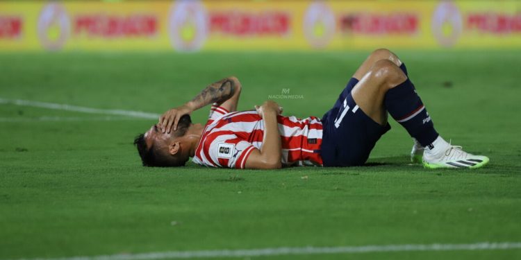 Alberto Espínola se rompió los ligamentos cruzados de su rodilla derecha