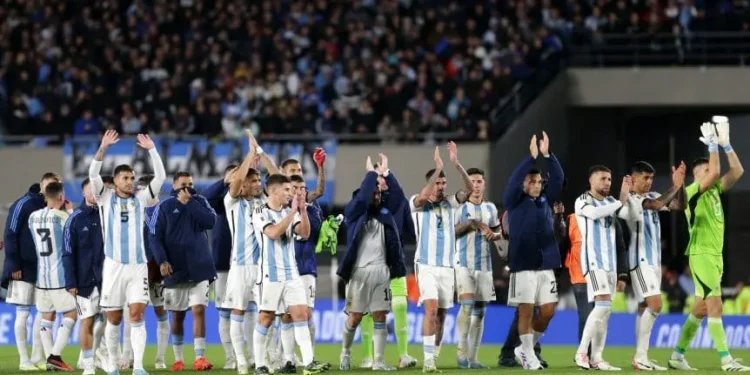 Argentina, con Messi, enfrenta a Paraguay en el Monumental