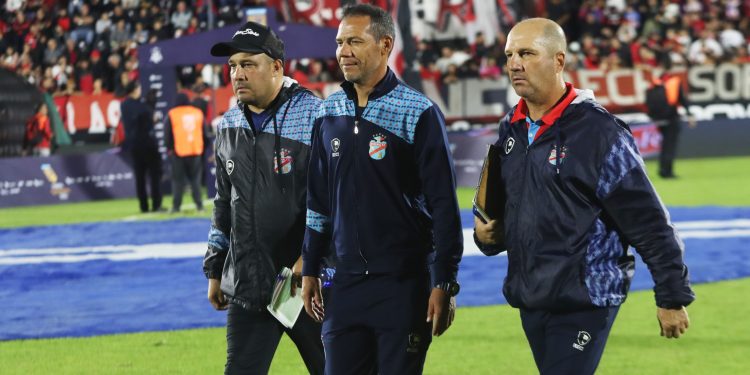 El descendido Arsenal, con bajas para recibir a Colón