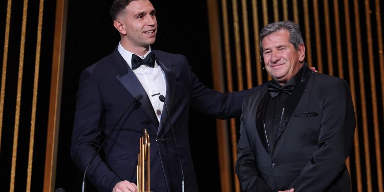 Dibu Martínez se quedó con premio Lev Yashin al mejor arquero del mundo