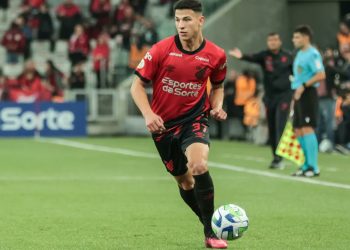 Tras volver de la Selección, Esquivel se destacó en el triunfo de Paranaense
