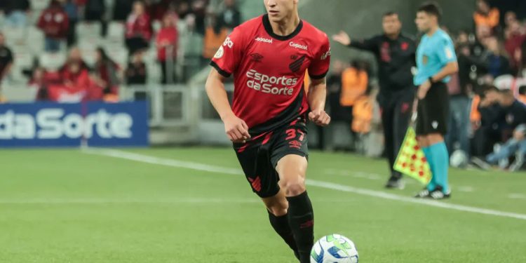 Tras volver de la Selección, Esquivel se destacó en el triunfo de Paranaense