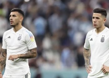 Leandro Paredes y Enzo Fernández están a una tarjeta amarilla de perderse el duelo ante Brasil