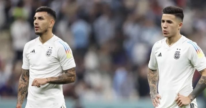 Leandro Paredes y Enzo Fernández están a una tarjeta amarilla de perderse el duelo ante Brasil