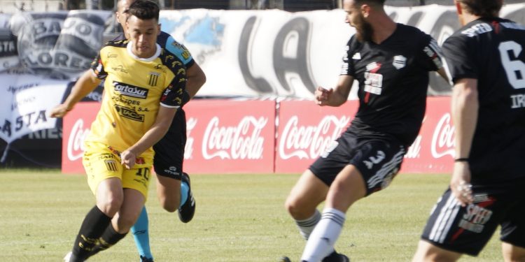 Riestra le ganó a Almirante en el primer partido de las semifinales