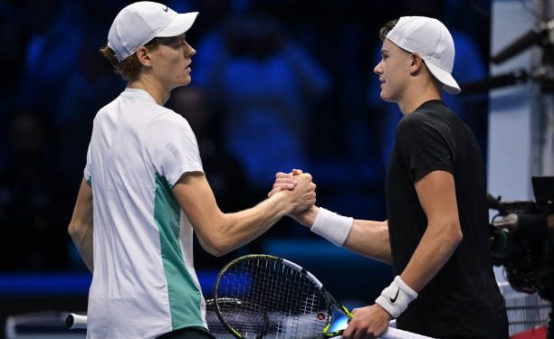 ATP Finals: Sinner le ganó a Rune, está en semifinales y también ayudó a Djokovic