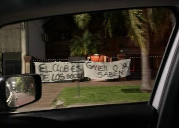 Banderas intimidatorias en el frente de la casa de Vignatti
