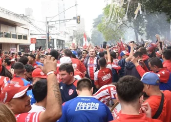Una previa con gran operativo policial y banderazo Tatengue frente a la sede