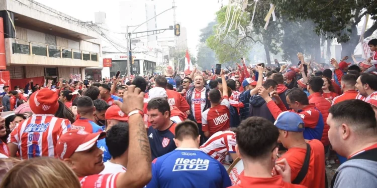 Una previa con gran operativo policial y banderazo Tatengue frente a la sede