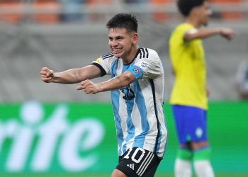 Echeverri alcanzó un récord tras anotarle tres goles a Brasil con la camiseta de Argentina
