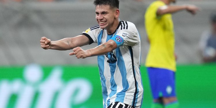 Echeverri alcanzó un récord tras anotarle tres goles a Brasil con la camiseta de Argentina