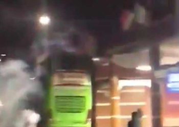 Hinchas de Colón tiraron fuegos artificiales frente al hotel donde se aloja Talleres