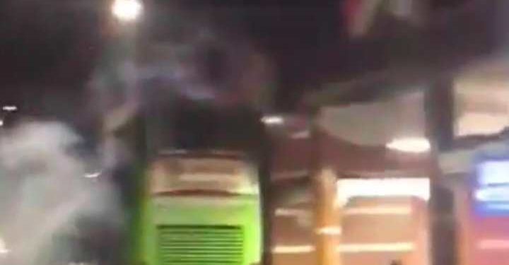 Hinchas de Colón tiraron fuegos artificiales frente al hotel donde se aloja Talleres