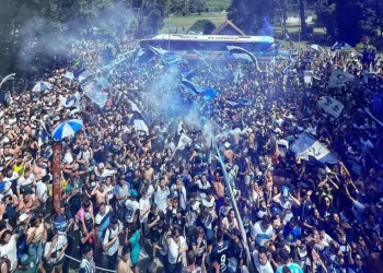 Gran apoyo del hincha de Gimnasia al plantel de Madelón