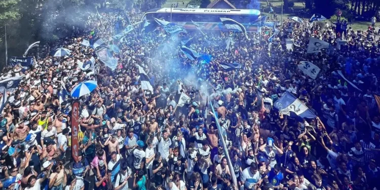 Gran apoyo del hincha de Gimnasia al plantel de Madelón