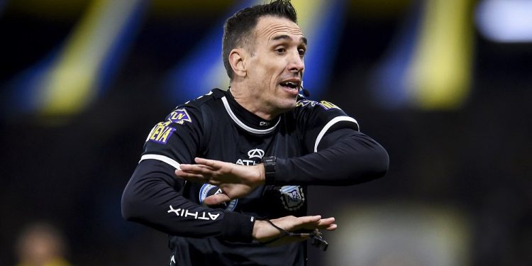 La polémica de la que viene Dóvalo, el árbitro de Banfield-Colón