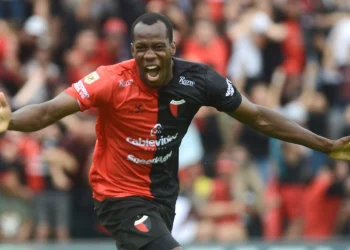 Colón perdió y jugará un desempate con Gimnasia