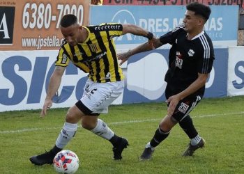 Riestra-Almirante Brown juegan la ida de semifinales del Reducido de la PN
