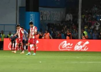 Vapuleado en la cancha y en lo mental: le queda esperanza matemática