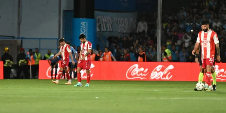 Vapuleado en la cancha y en lo mental: le queda esperanza matemática