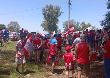 Los hinchas de Unión manifestaron su apoyo al plantel antes de viajar a Córdoba