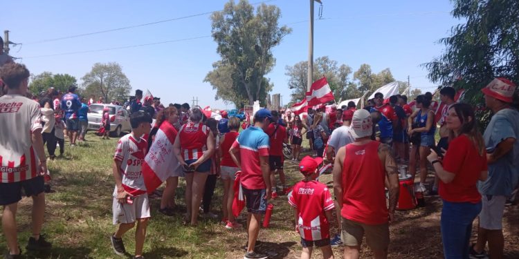 Los hinchas de Unión manifestaron su apoyo al plantel antes de viajar a Córdoba