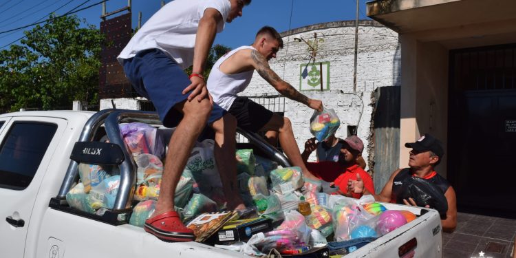 Zenón jugó un «picadito» y salió a repartir donaciones en su Goya natal