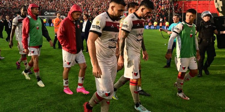 Colón busca suprimir el descenso: El Tribunal convocó a Gimnasia