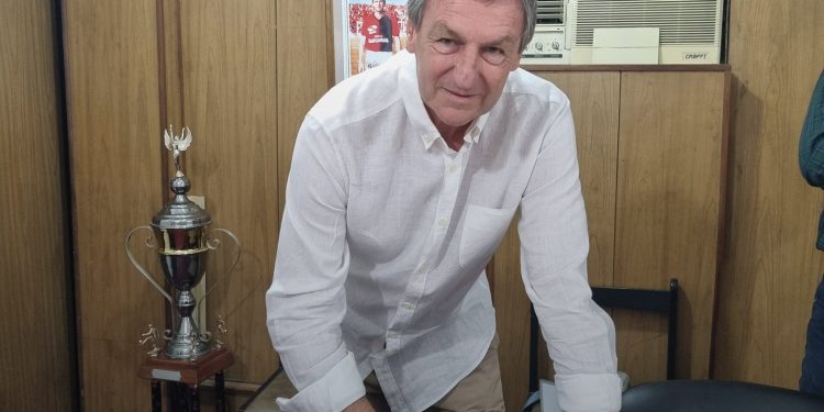 Con la frase de una canción, Colón le dio la bienvenida a Godano