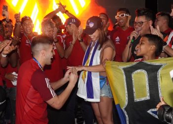 La particular propuesta del ex Unión Santi Mele a su pareja en pleno festejo de campeón