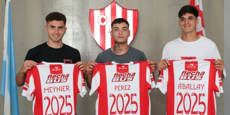 Tres juveniles de Unión firmaron sus primeros contratos