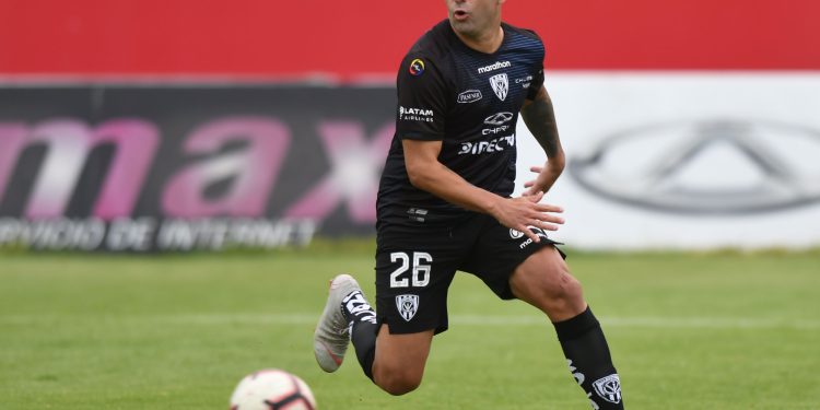 Sorpresa: Un ex Colón se despidió del club en el que jugaba