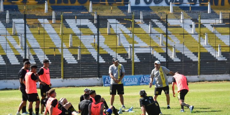 Brian Fernández jugó y marcó un gol en Almirante Brown