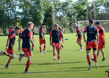 ¿Qué refuerzos busca Colón antes del debut?