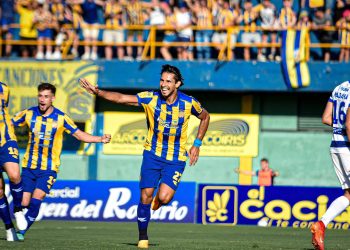 Debut, gol y triunfo para el Conejo Benítez en Paraguay