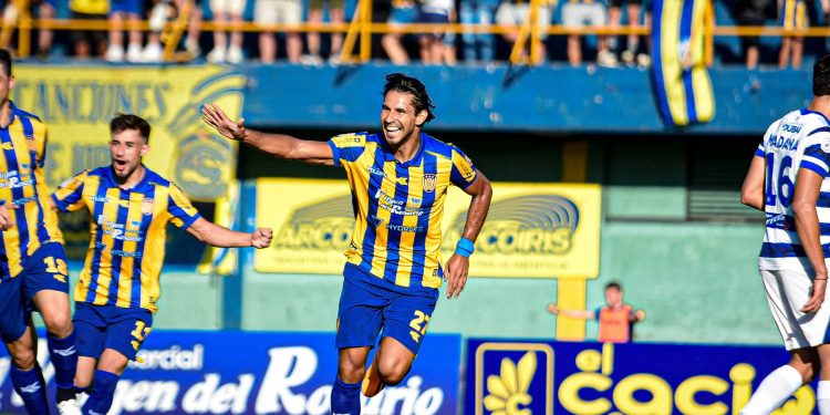Debut, gol y triunfo para el Conejo Benítez en Paraguay
